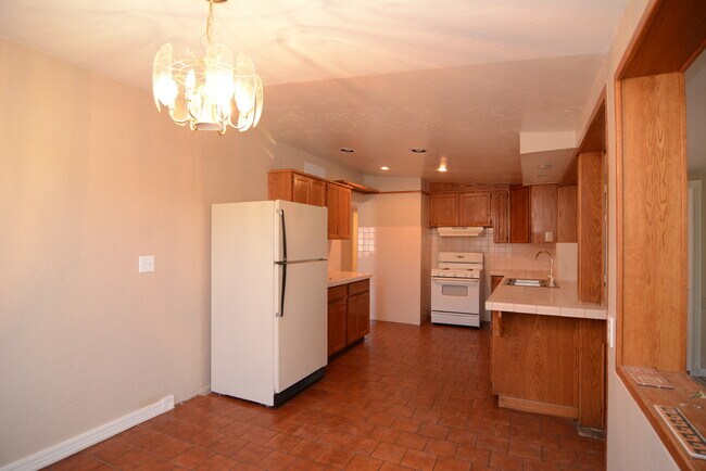 Building Photo - Charming 4 Bedroom 2 Bedroom! Great South ...