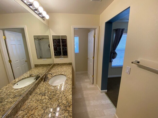 Building Photo - North Valley - 3 Bed 2 Bath - Near Water P...