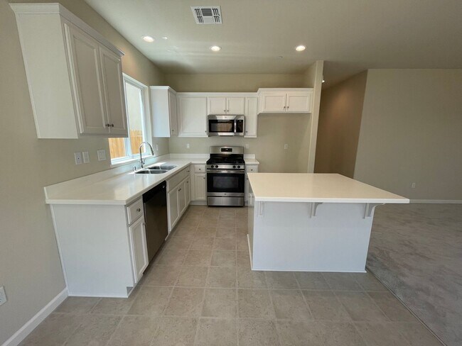 Building Photo - Newer Florsheim Home
