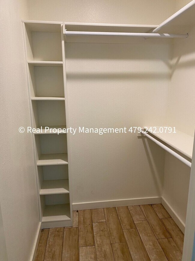 Building Photo - HALF OFF MOVE IN RENT!! 2 Bed 2 Bath Duplex close to Baptist Health