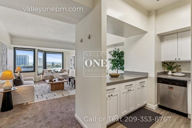 Building Photo - Fully Furnished Condo With Panoramic San Francisco Bay Views and Unbeatable Amenities