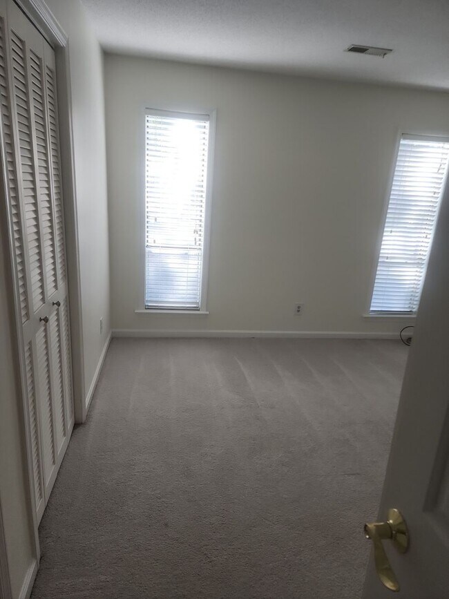 Building Photo - 4100 Sedgewood Dr