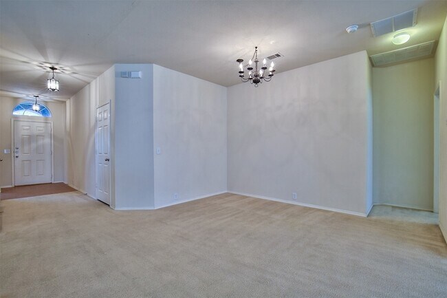Building Photo - 2605 Monroe Dr