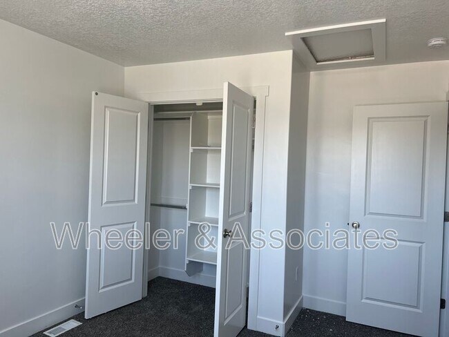 Building Photo - 318 38th St
