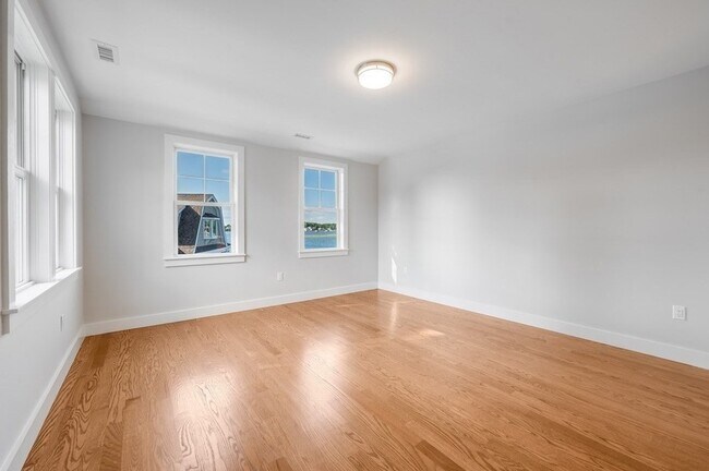 Building Photo - 8 Riverside Rd