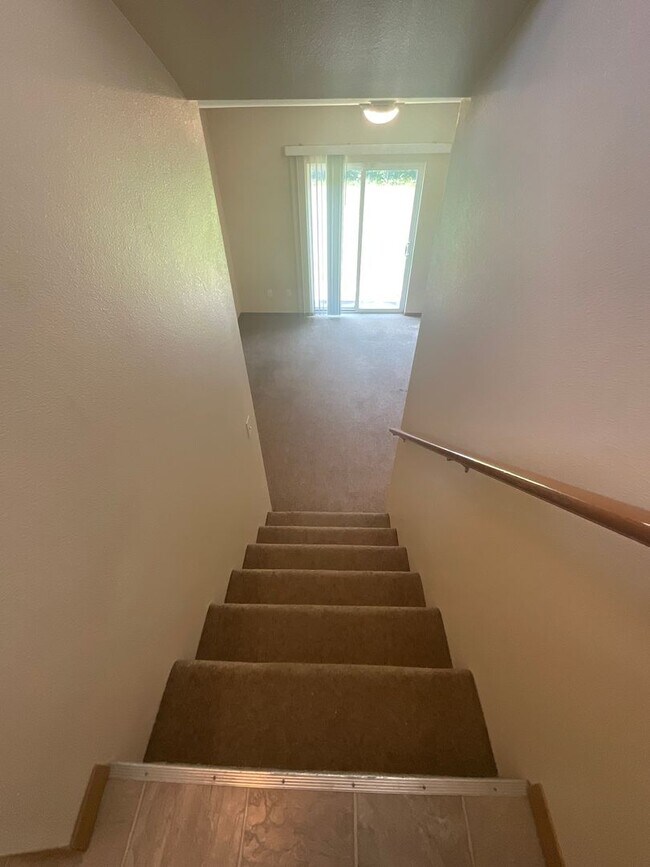 Building Photo - Spacious 3 Bedroom, 2 Bathroom Home!