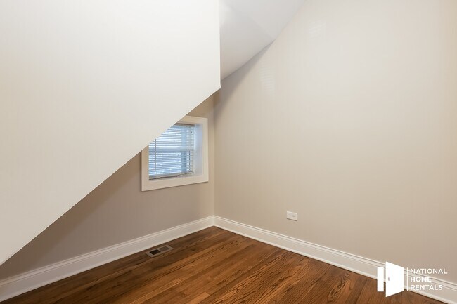 Building Photo - 2835 N Albany Ave