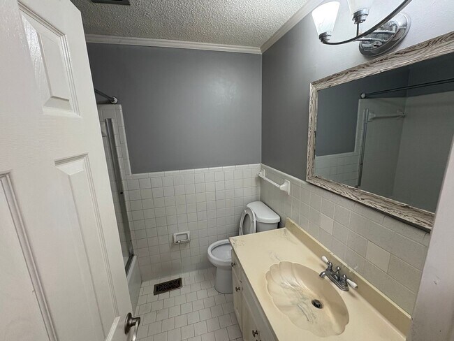 Building Photo - 125 Meadow Dr