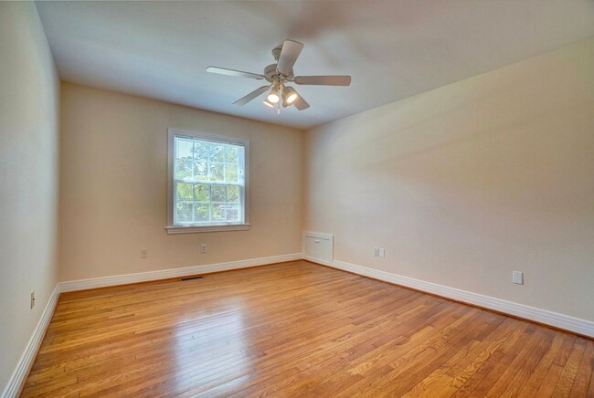 Building Photo - Waterfront Home on 1 Acre Treed Lot, 4/2 +...