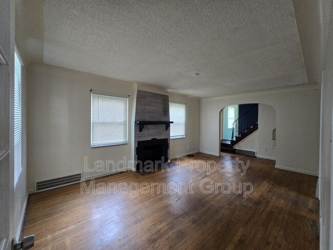 Building Photo - 15205 Maplewood Ave