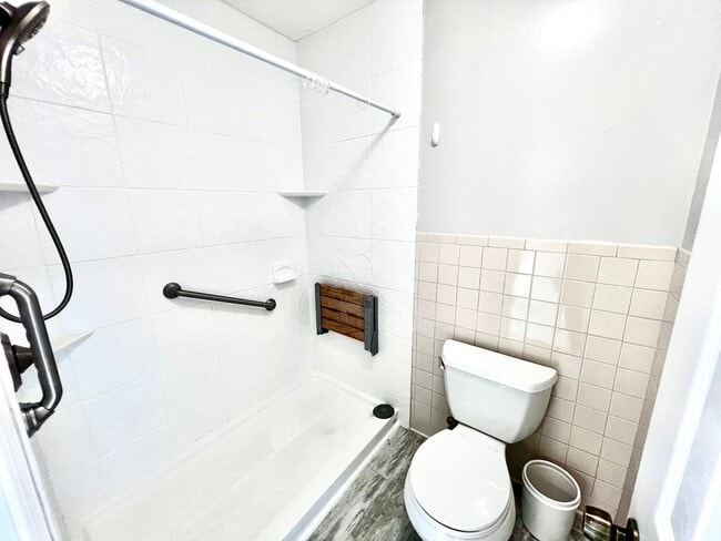 Building Photo - Gorgeous end unit condo