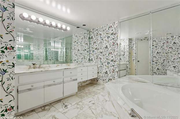 Building Photo - 10155 Collins Ave