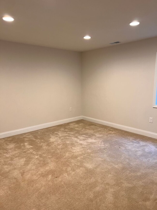 Building Photo - 818 Oval Park Ln