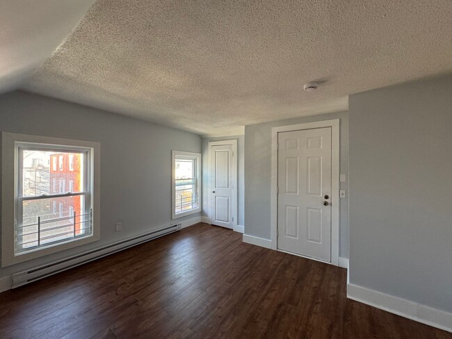 Building Photo - Recently Updated 3rd floor 1 Bedroom apart...