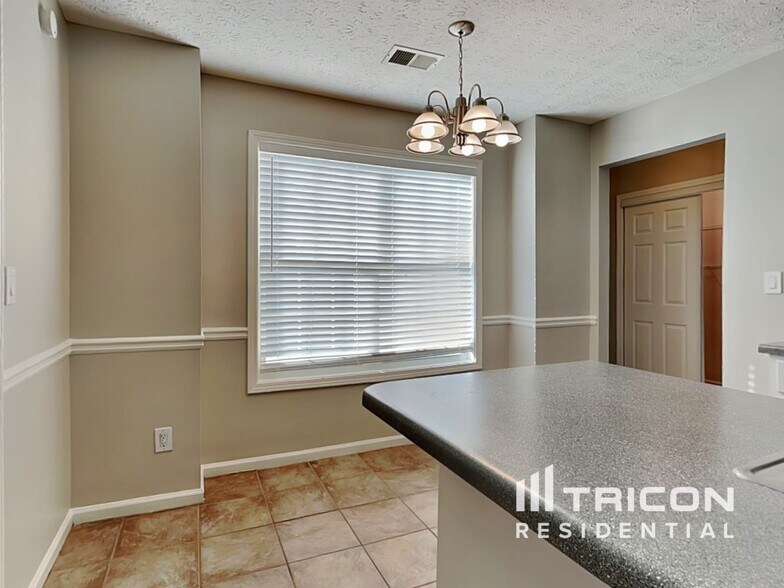 Building Photo - 2051 Meadowglen Ln