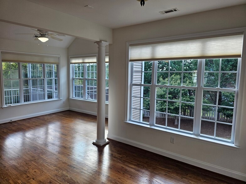 Building Photo - 212 Medford Dr