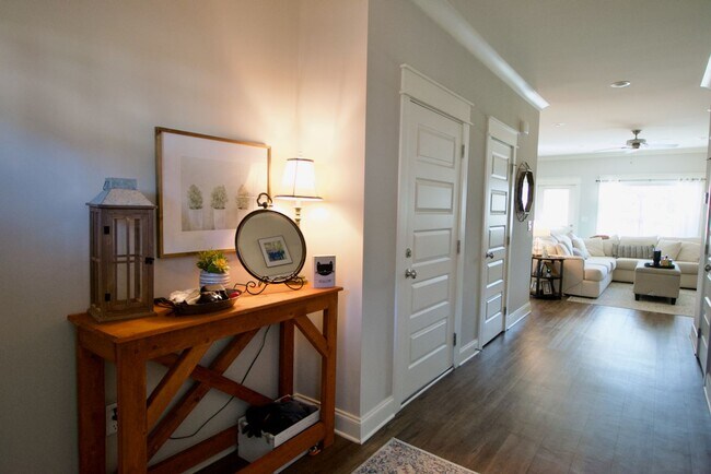 Building Photo - 3 Bed 3.5 Bath Luxury Townhome in Convenient Location!