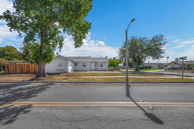 Building Photo - Adorable Renovated 3 Bedroom 2 Bath Single...