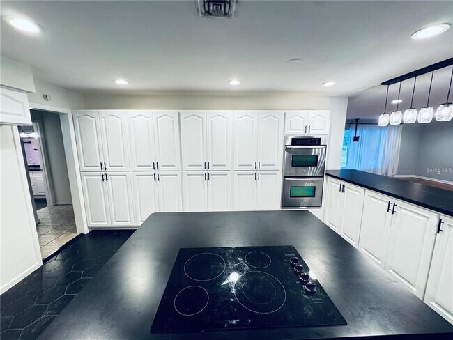 Building Photo - 2022 Edgewood Rd