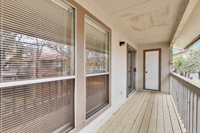 Building Photo - Upstairs Two Bedroom Unit in Fourplex with Balcony