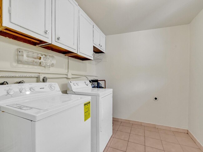 Building Photo - 1430 SW 102nd Ct