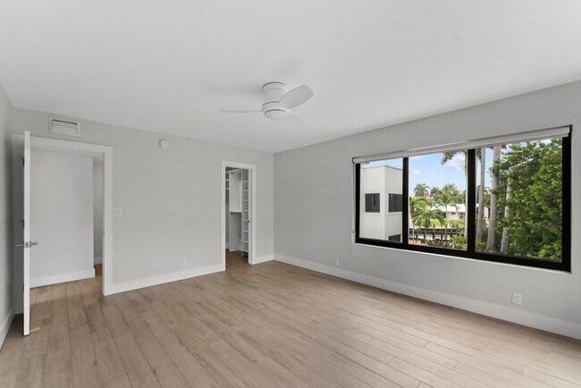 Building Photo - 1121 Bel Air Dr