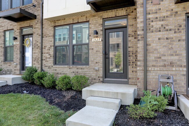 Building Photo - Luxury 4-Story Townhome with Rooftop Terrace!