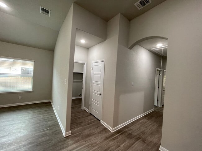 Building Photo - Luxury 3/2 duplex in NBTX