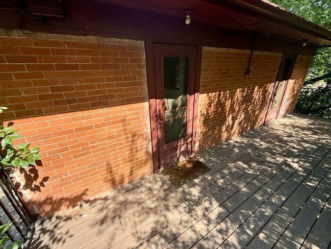 Building Photo - Best Kept Secret! Great Price On This Wond...