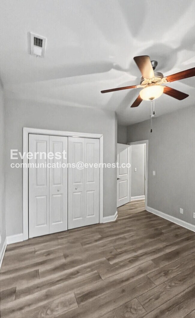 Building Photo - 3 Bed, 2 Bath Home with Garage / Pet-Friendly / Available Now!