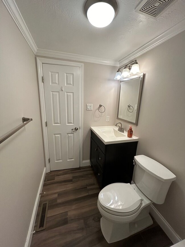 Building Photo - Modern Charm: 2 BR Home with Finished Basement, Pet Friendly, Assigned Parking, and Prime Location!