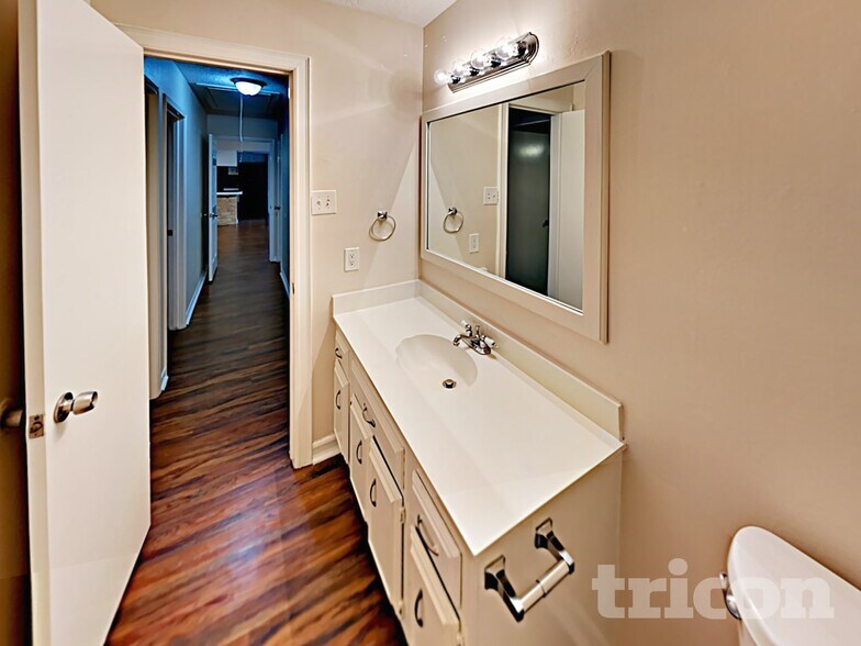 Building Photo - 16259 Hollow Wood Dr