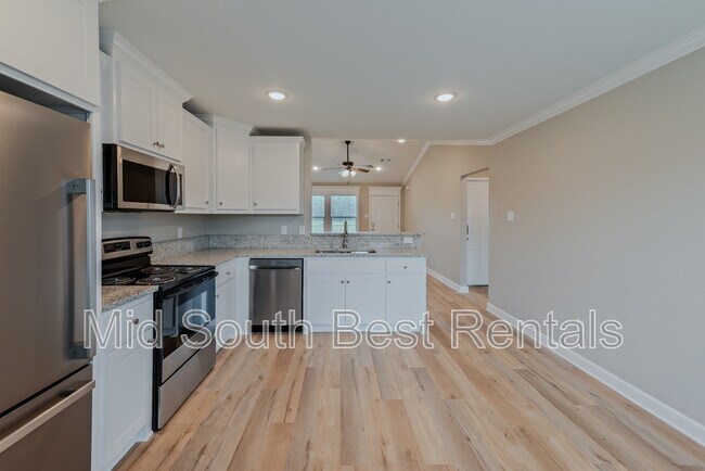 Building Photo - 829 Pine Tree Rd