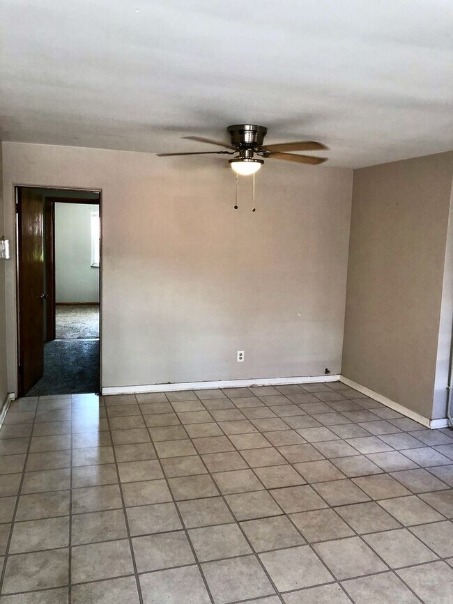 Building Photo - *** Spacious Oakland Apartment * Pet Friendly * Walk to Pitt & CMU * Close to Everything * Renova...