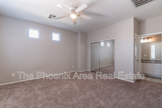 Building Photo - 2741 E Yellowstone Pl