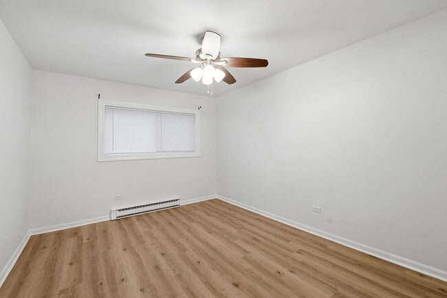 Building Photo - 850 E Old Willow Rd