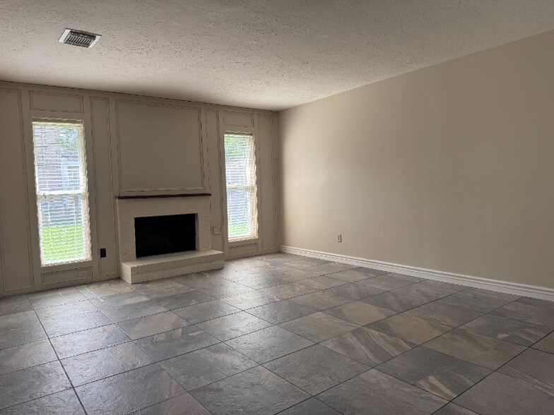Building Photo - 10810 Sugar Hill Dr