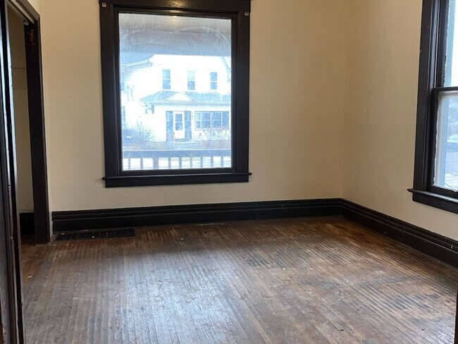 Building Photo - 162 S High St