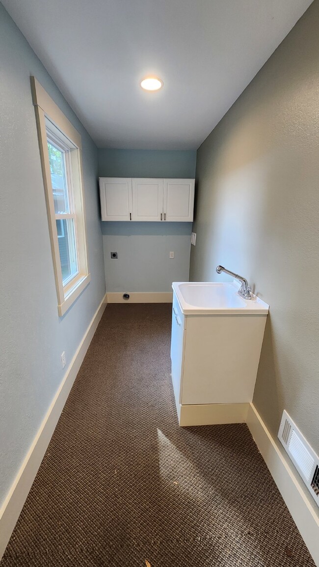 Building Photo - 3 Bedroom, 1 Bathroom Fully Remodeled Home...