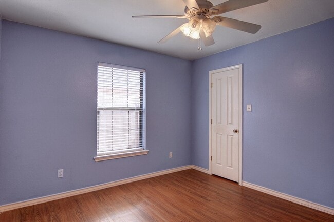 Building Photo - 2418 Handlin Dr