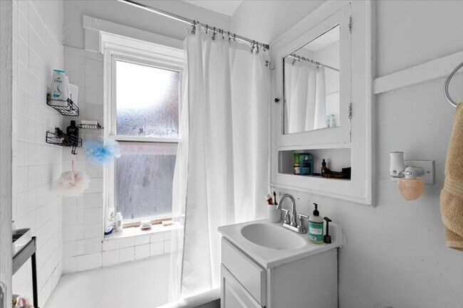 Building Photo - 1 bedroom in Chicago IL 60657