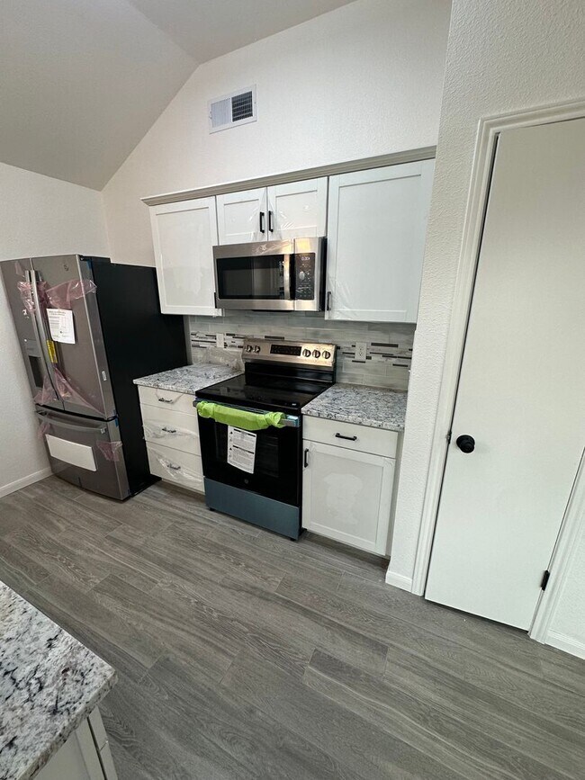 Building Photo - AVAILABLE NOW!! NEWLY REMODELED