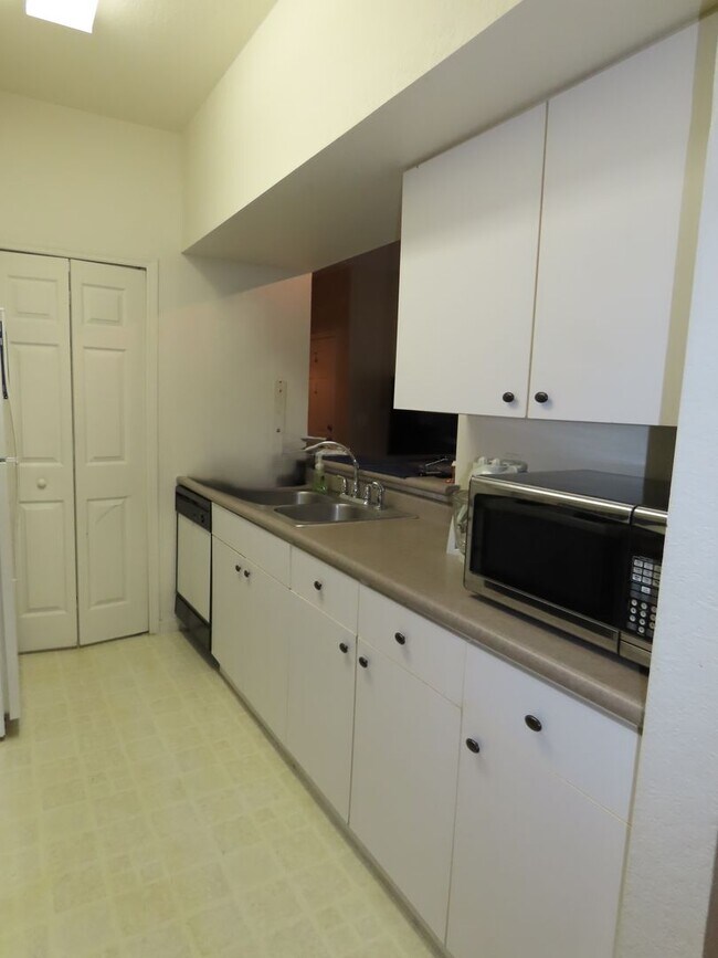 Building Photo - Orlando Park Central Gated Resort Style Co...