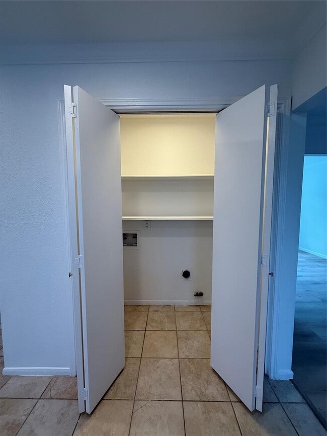 Building Photo - 2406 Lakefield Way