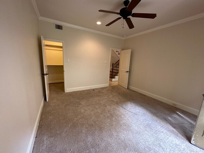 Building Photo - 6353 Richmond Ave