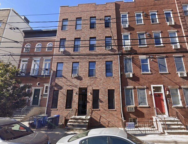 Building Photo - 220 Madison St