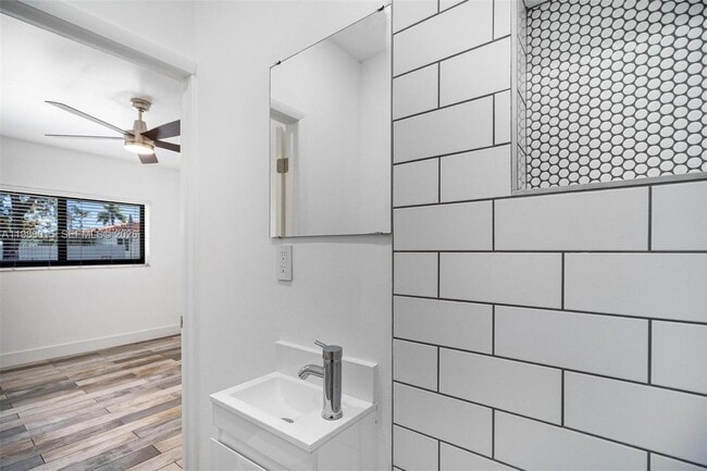 Building Photo - 180 SW 63rd Ave