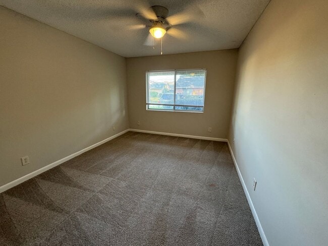 Building Photo - RENOVATED 3/2 TOWNHOUSE MOVE IN READY!