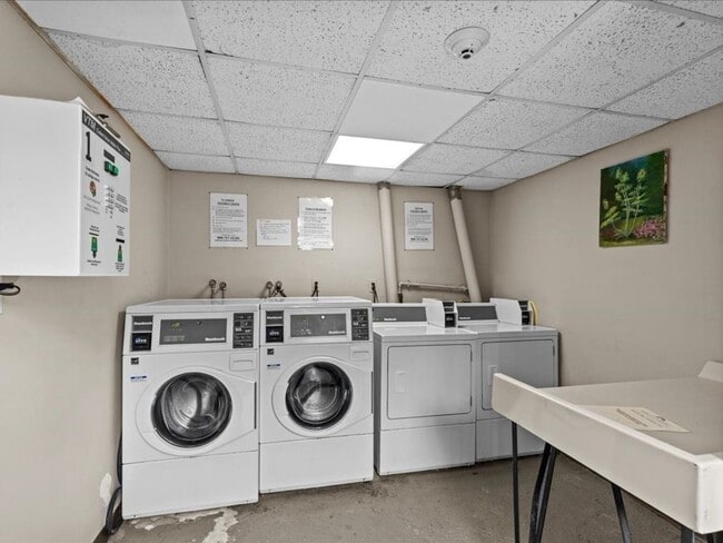 Building Photo - NICE 1 BEDROOM IN BRIGHTON ~ STAINLESS STEEL APPLIANCES, RECESSED LIGHTING