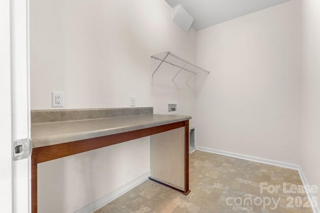 Building Photo - 1009 Alta Wy